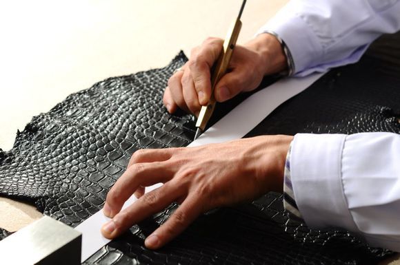 怎么选鳄鱼皮腰带,牛皮腰带好还是鳄鱼皮腰带好