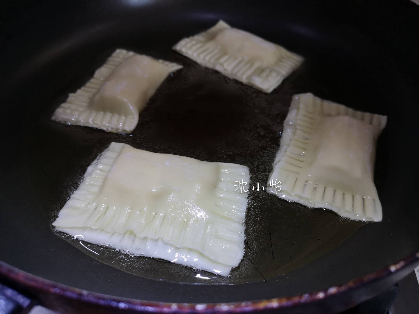 多余的饺子皮、馄饨皮千万不要扔,简单处理一下,秒变美味小吃