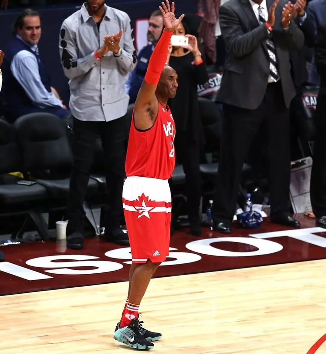 科比生涯最高分穿什么鞋,科比五名人堂配色nba上脚