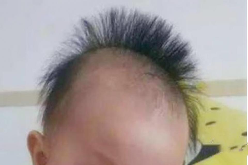 小宝宝头发“竖着长”，像极了“*债讨**鬼”，父母可有罪受了