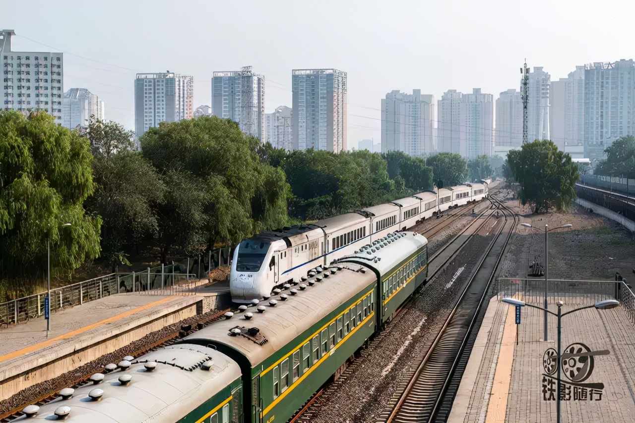 行人车辆请注意火车就要来了,行人车辆请注意火车来了不要抢道