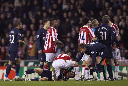 沙尔克04大将险遭拉姆塞断腿悲剧！受伤瞬间隔着屏幕都感觉到疼！