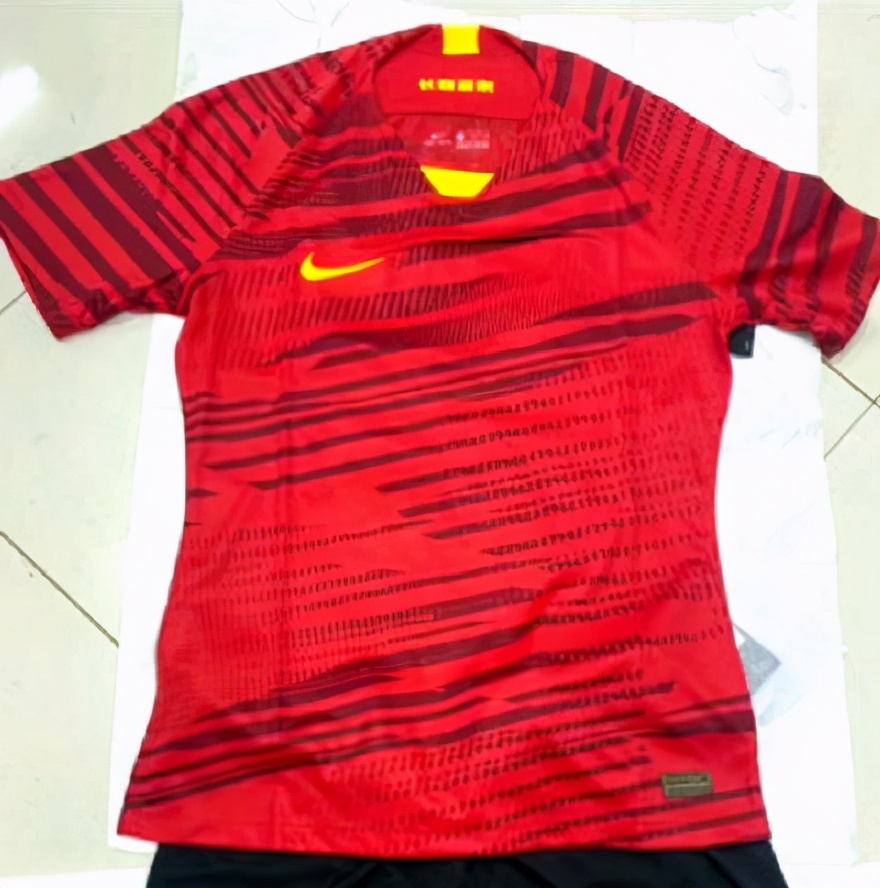 中超升班马新球衣曝光!红色暗纹搭配,重现07年夺冠经典时刻