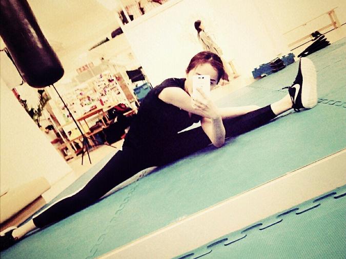 杨幂用腿找钥匙，实名《密逃》柔韧担当，或许这就是大长腿的优势