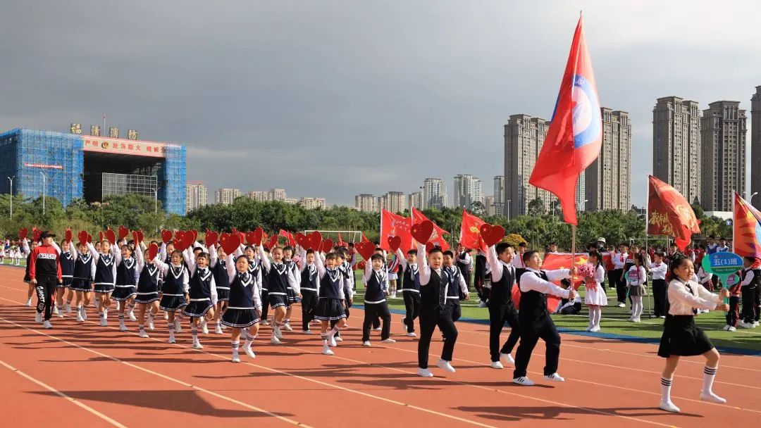 小学秋季田径运动会报道,运动少年展英姿