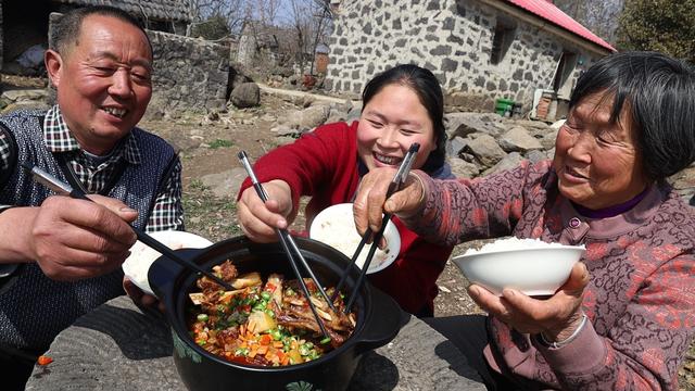 安徽农民夫妻边种田边吃饭,农村夫妻俩做饭被骂