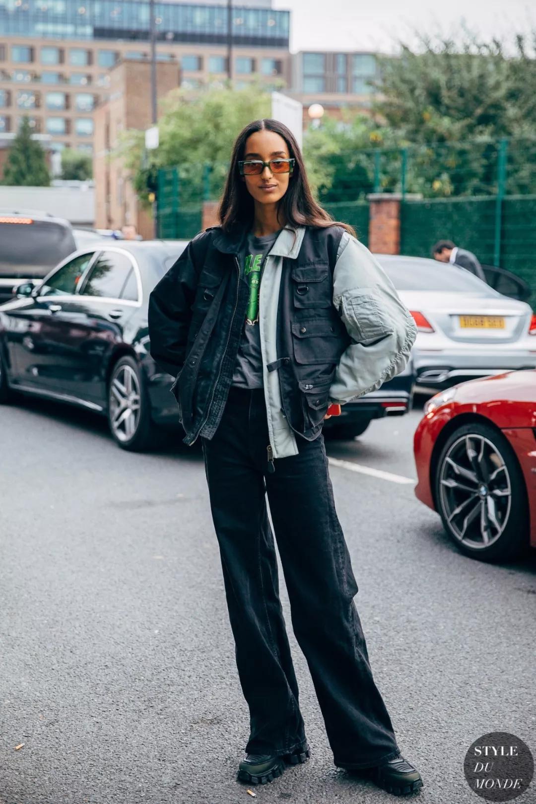 秋冬长款牛仔阔腿裤搭什么鞋好看,显瘦穿搭今年非常火的阔腿裤