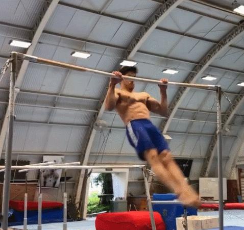 “巴西吴彦祖”爆红网络，帅气颜值不输本尊，完美身材叫板彭于晏