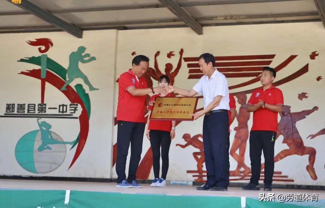 昨天，鄯善县一中与吐鲁番二中成为了天山雪豹的后备人才基地