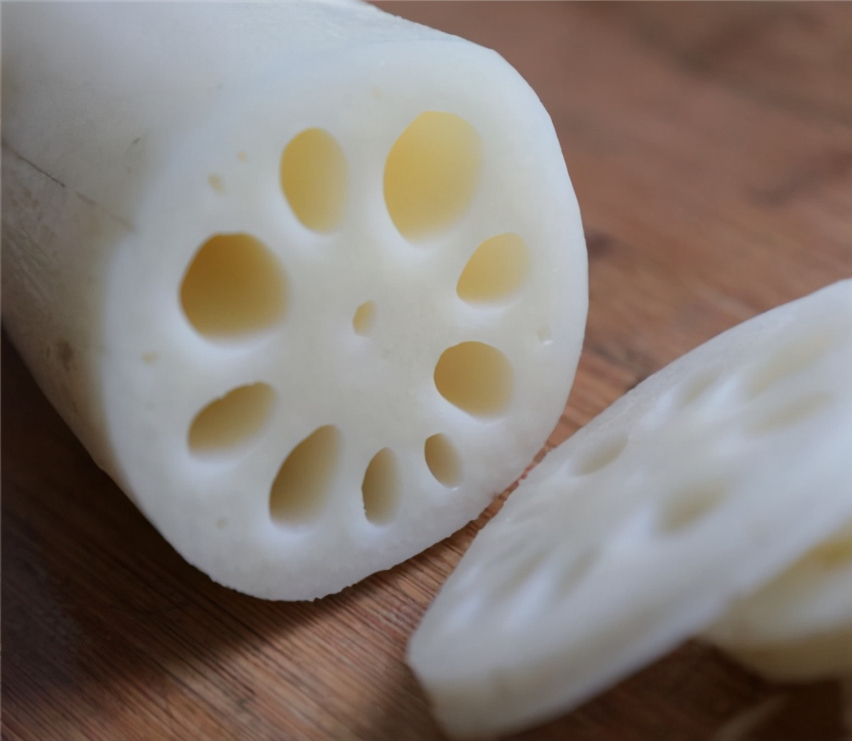 莲藕焯水为什么会变黑,莲藕为什么变红呢