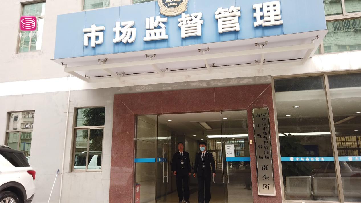 双汇火腿肠包装袋里发臭,双汇火腿肠里有垃圾袋的薄膜