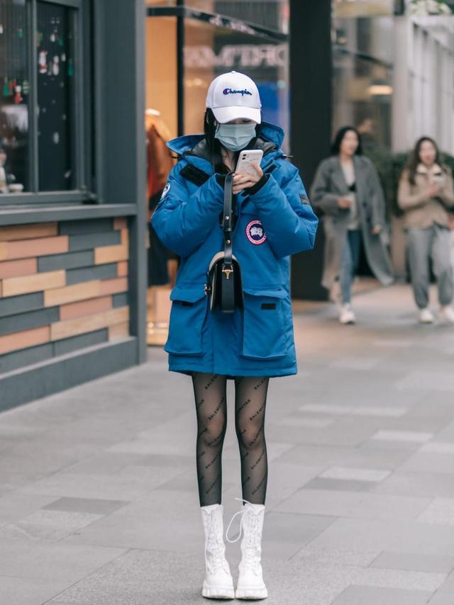 今冬流行这样穿短靴加肉色裤袜,短靴穿搭技巧女