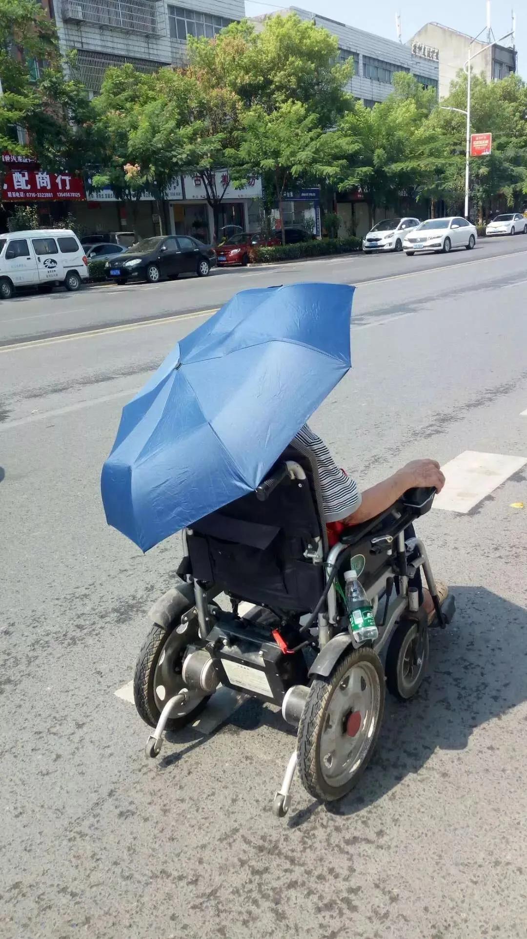 别人飙车一路火花带闪电,别人赛道飙车