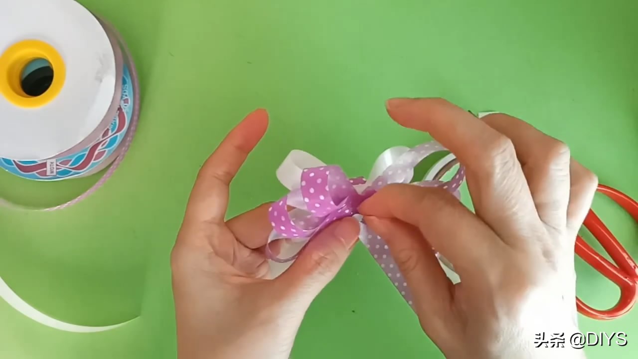 塑料彩带蝴蝶结的打法图文,多根彩带蝴蝶结的打法