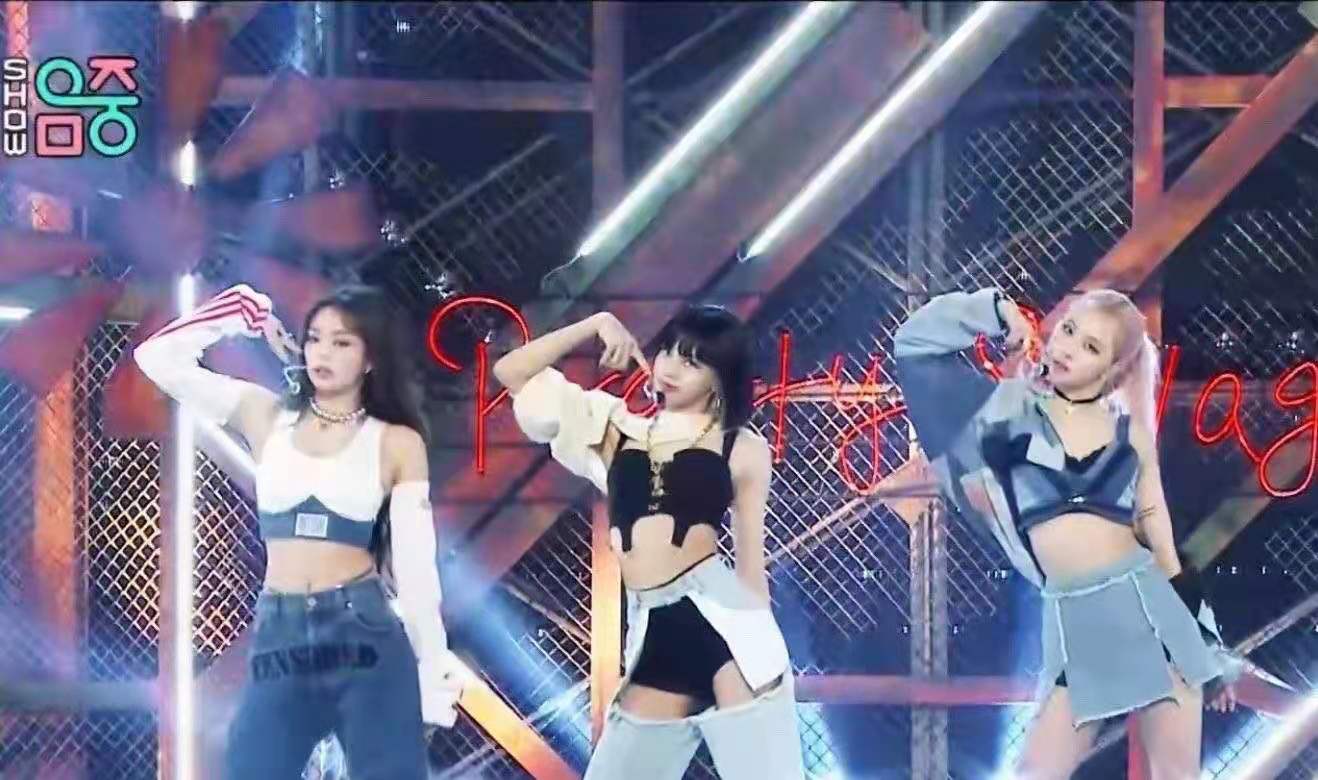 韩国女团穿“开裆裤”唱跳！露黑色*裤底**显不雅，迷惑穿搭遭吐槽