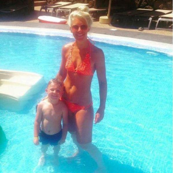 男孩下水游泳被蛇缠住,一个小男孩在游泳被巨蟒缠住了