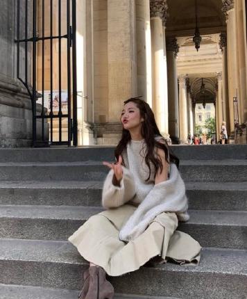 34岁朴敏英颜值太耐打了，收腰的连衣裙又美又飒，女人看了都心动