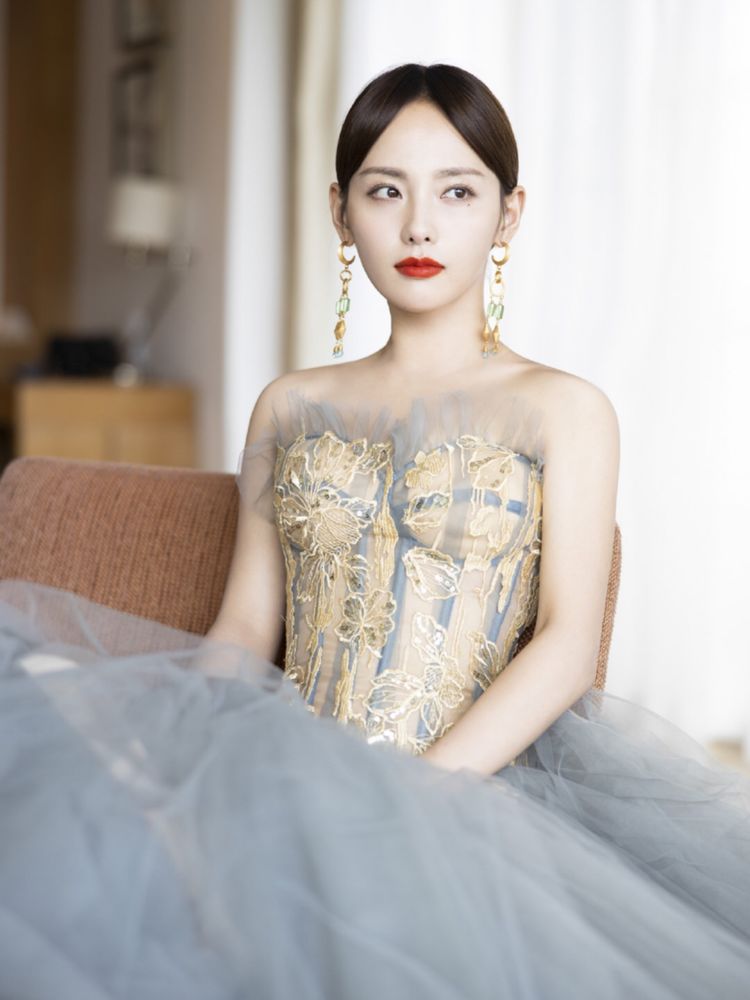 张嘉倪蓝色抹胸礼服,张嘉倪穿微透长裙