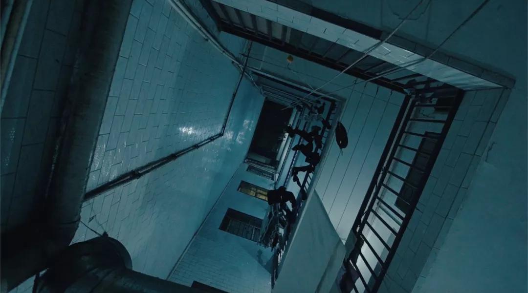 向对面出租屋射了一箭:80后妈妈王莹在城中村的实验艺术