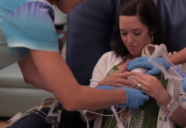 妈妈第一次抱早产儿，多名医护人员来帮忙，让人想哭