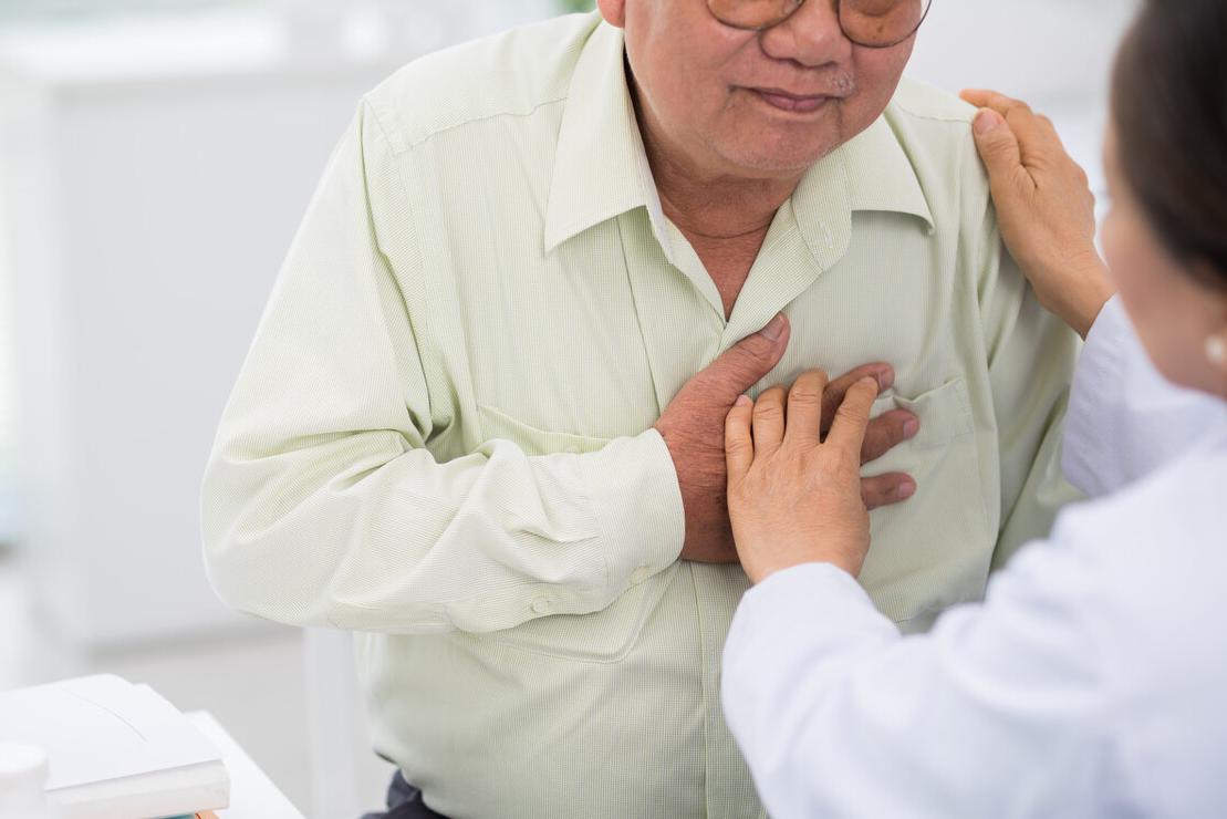 打嗝怎么快速解决按哪个手指,打嗝简单的制止方法用筷子