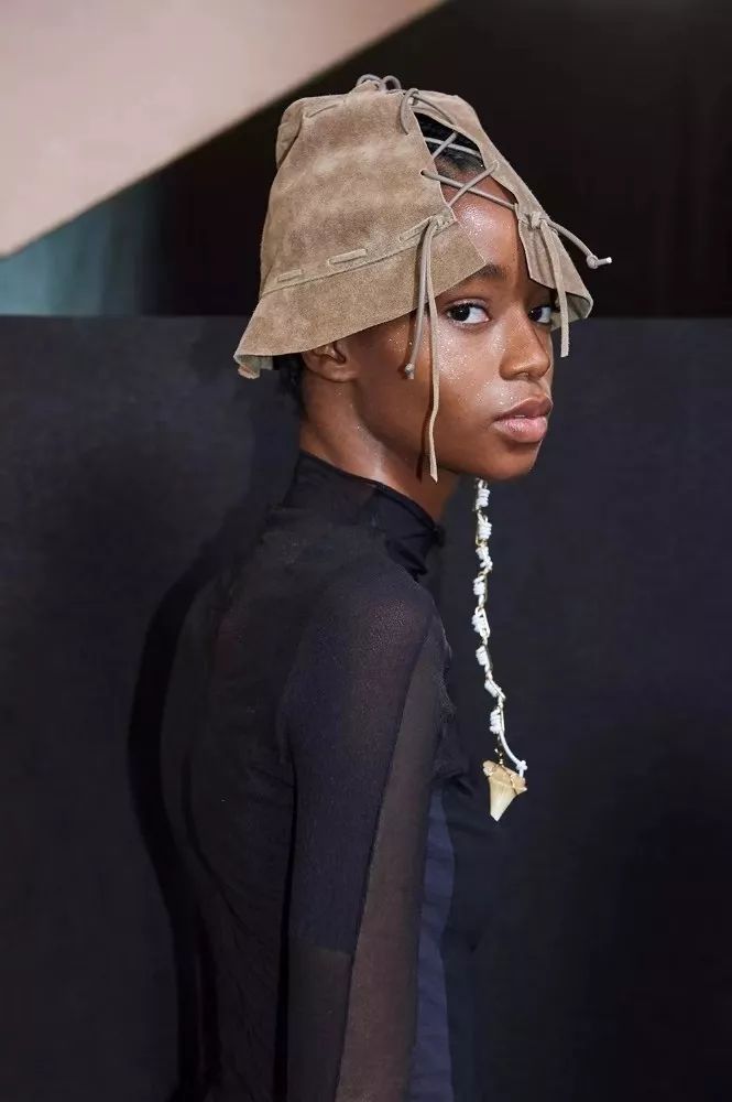 全球仅50多家店、年销售2亿欧元的Acne，门头竟然无LOGO？