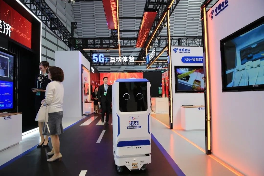 来了,电信“机器人天团”!网友:“成精了!”