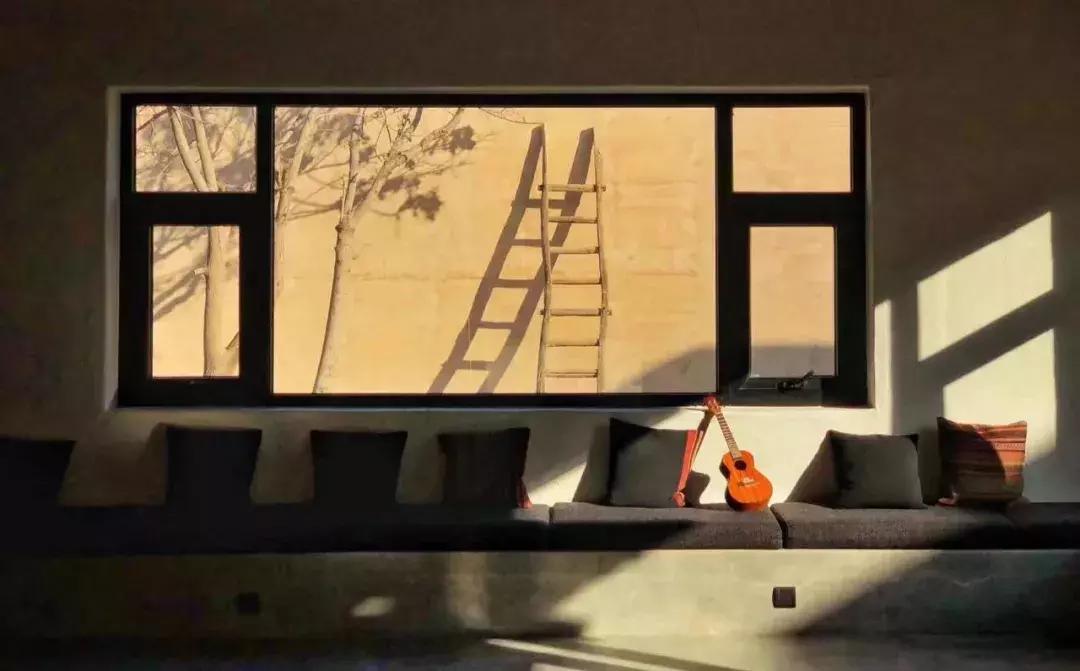 把泳池搬进沙漠，圈黄河做庭院，一个男人的西部世界，可以有多野