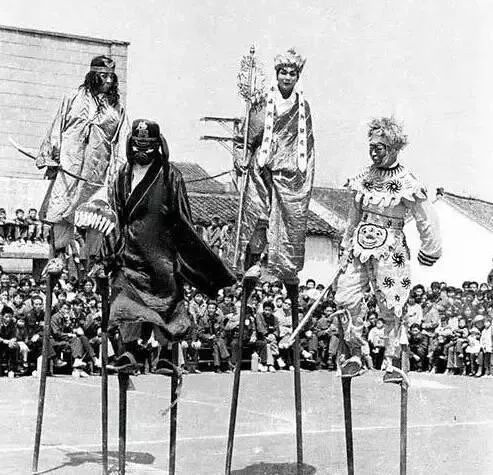 九张反映过年气氛的照片,百张罕见的过年老照片这才是年味