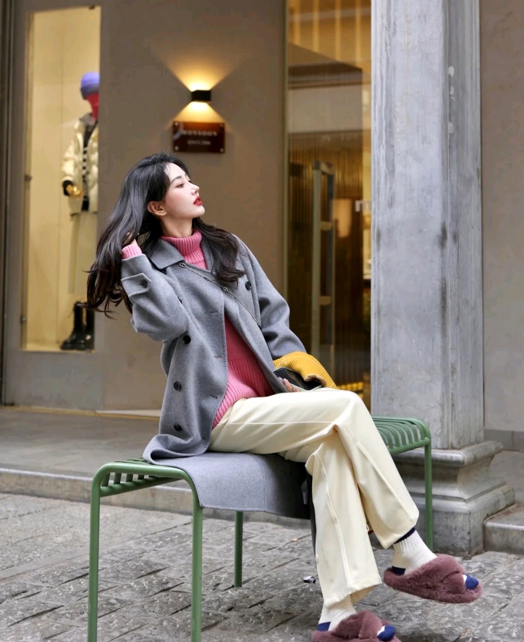 宽松毛衣叠穿搭配冬季,冬季黑色大衣和白色带帽毛衣穿搭