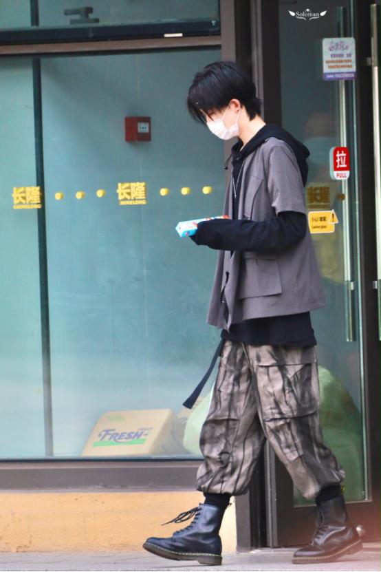 陆柯燃同款发型穿搭,陆柯燃金发造型摩登气质