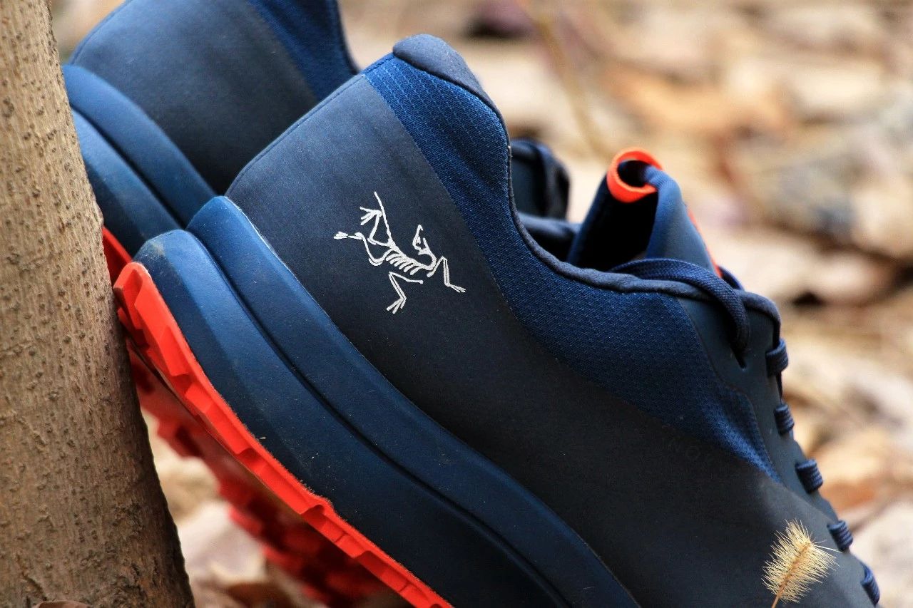 公认脚感最好的户外鞋始祖鸟,始祖鸟越野跑鞋高帮灰色