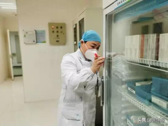 “兄弟姐妹们还在战斗！”医生蹲家门口吃了5个汤圆就走了，还有孩子对妈妈说，“我在家不出门，很听话！”