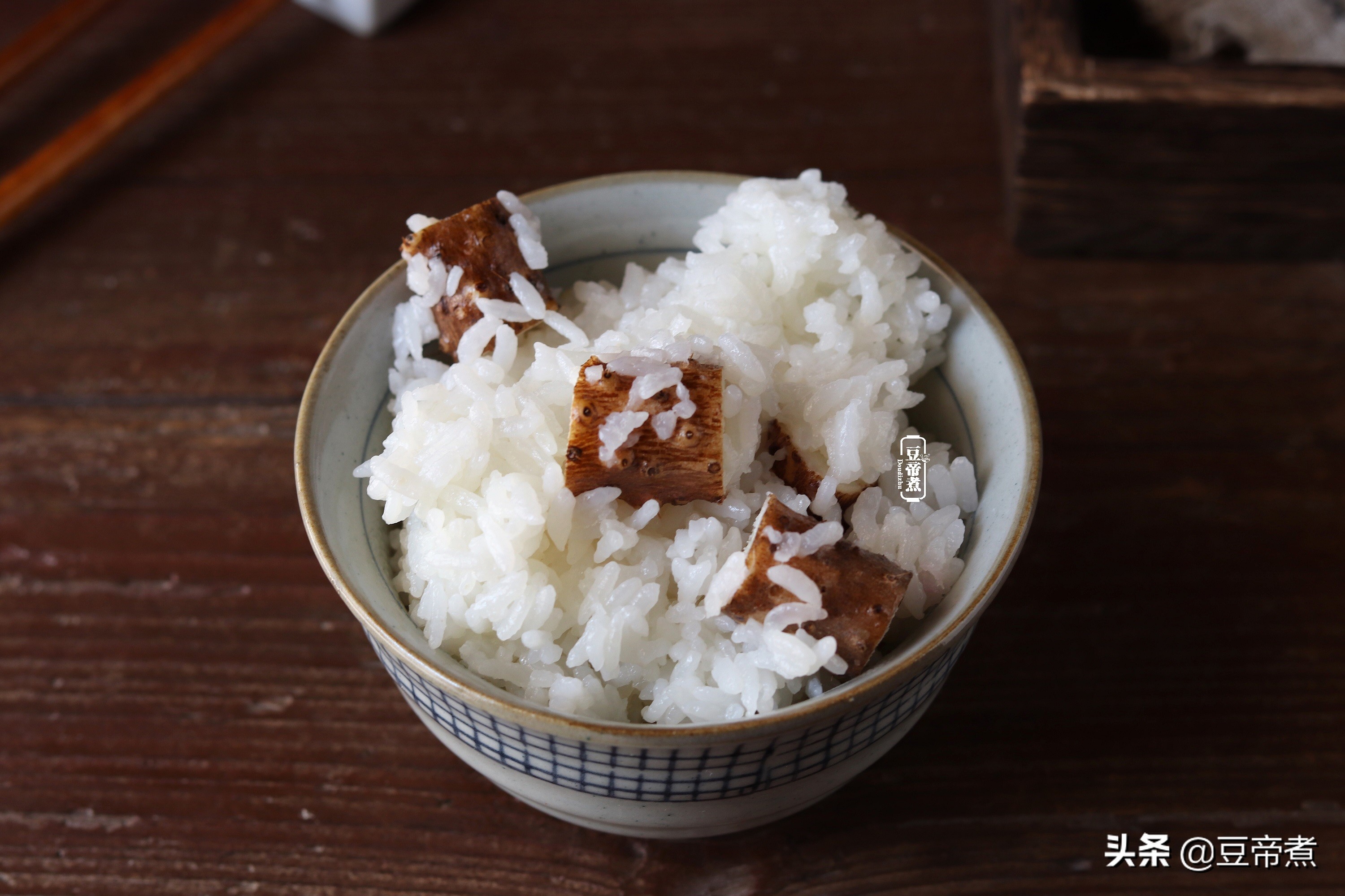 婆婆做个午饭，还加了一根山药，问题是皮也不刮，这能吃吗