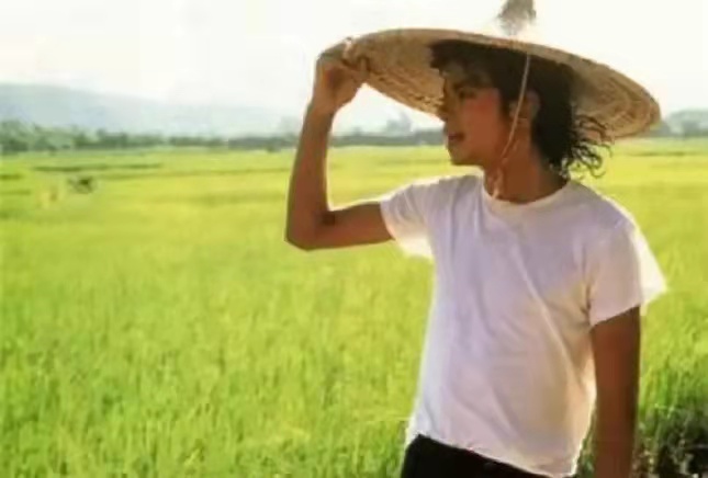 中山迈克尔杰克逊,迈克尔杰克逊跟中山老太太合影