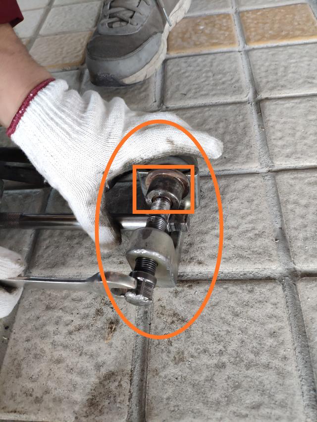 马6换完后减震还是咯噔响,马6上摆臂减震器怎么拆