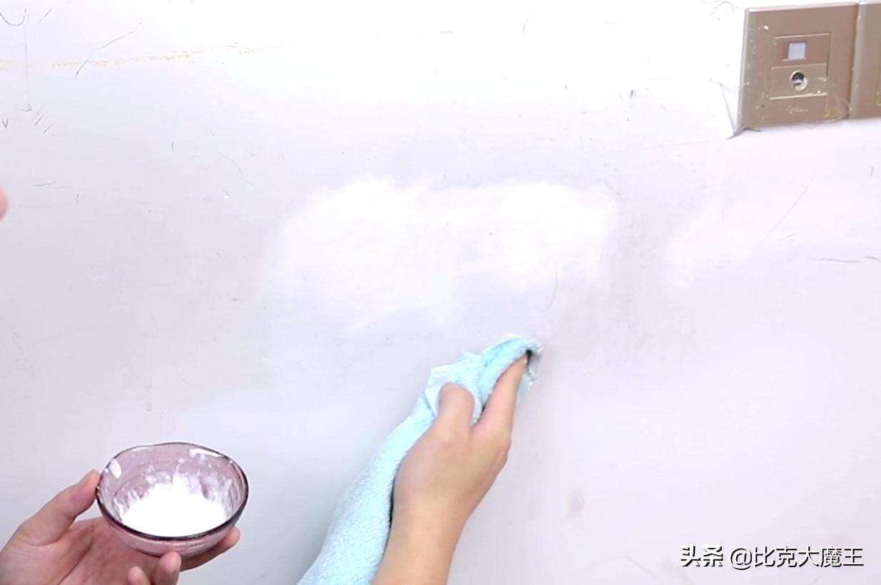 白墙脏了最好别用水擦,白墙脏了不用怕清洗用这招