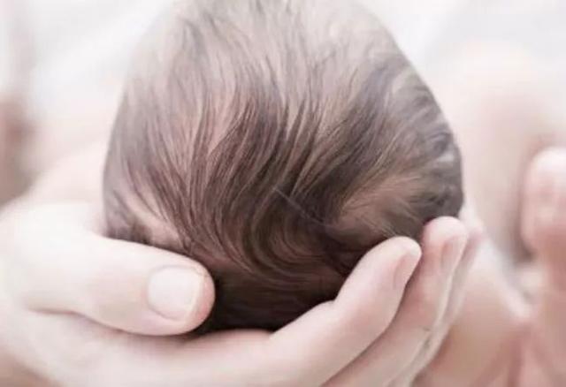 新生儿三个部位不能受凉,新生儿这4个部位不能清洁太干净