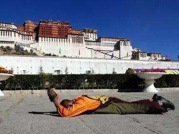 信仰的力量：*藏西**人为什么磕长头