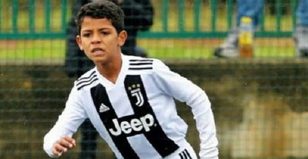 c罗和迷你罗的温情时刻,迷你罗给c罗庆祝帽子戏法