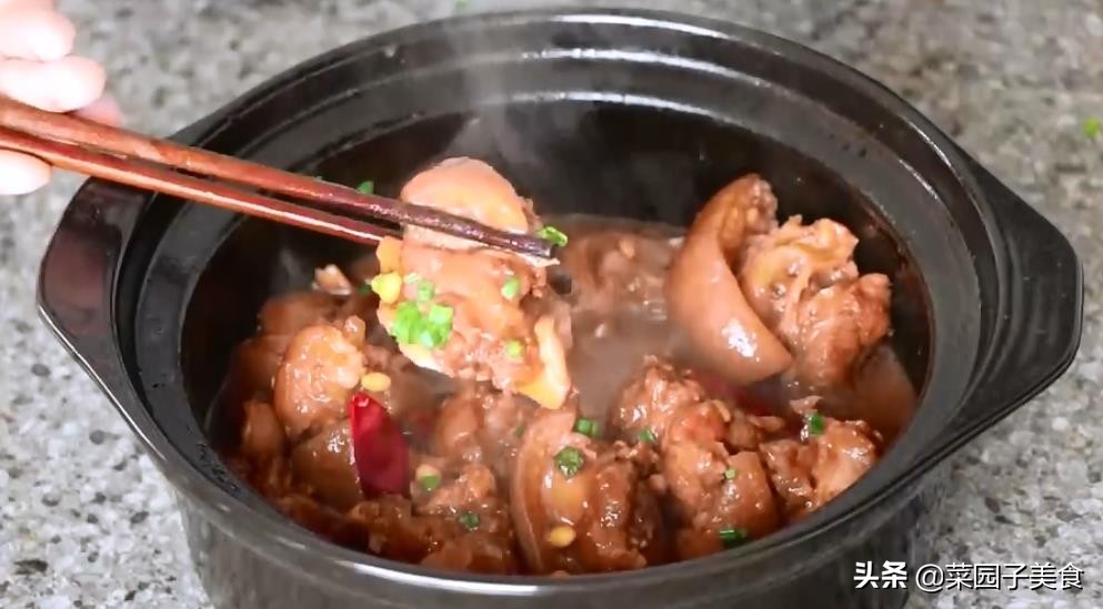 农村传统炖猪脚，详细的方法步骤，出锅真香，3斤猪脚不够吃