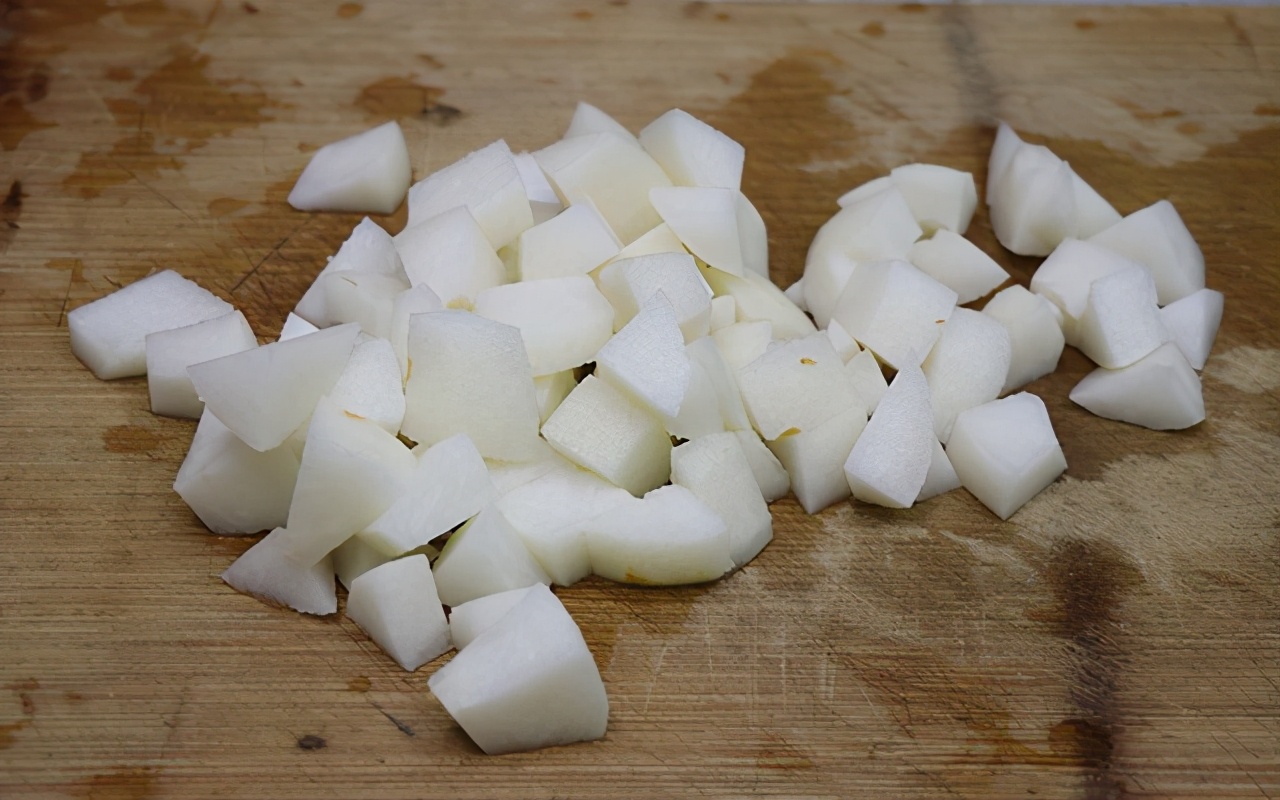 秋天银耳饮品做法大全,秋天银耳雪梨的家常做法