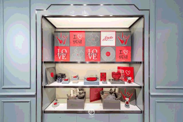 被“佟年”捧在手心的七夕礼物，藏在魔都真爱地标里