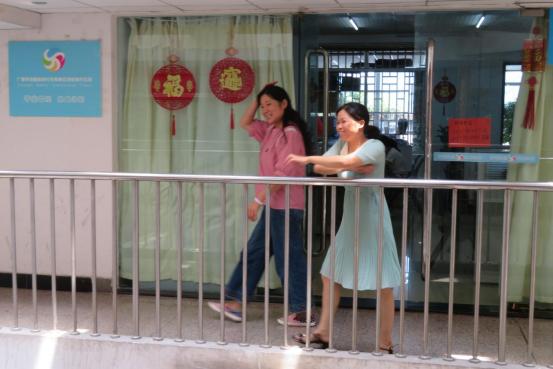 桂林，尧山的土神奇了！竟“烧”到市中心高楼上