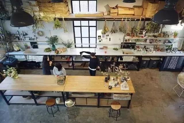 这家破厂房改造的花店,这是北京最美的小花店,明星都来拍照