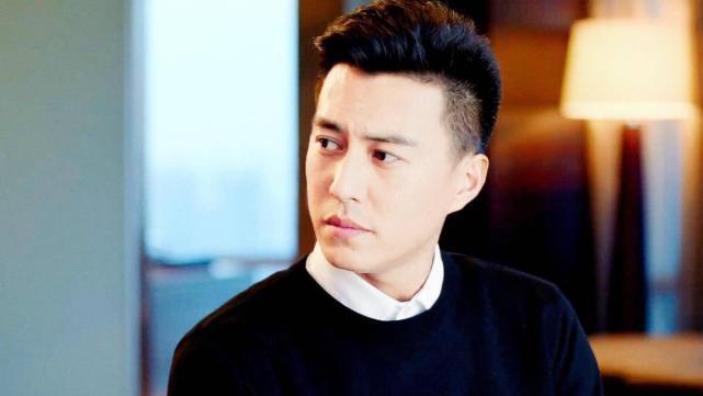 说大话、卖弄文字、夸大学识,“老干部”靳东人设崩得一点不冤