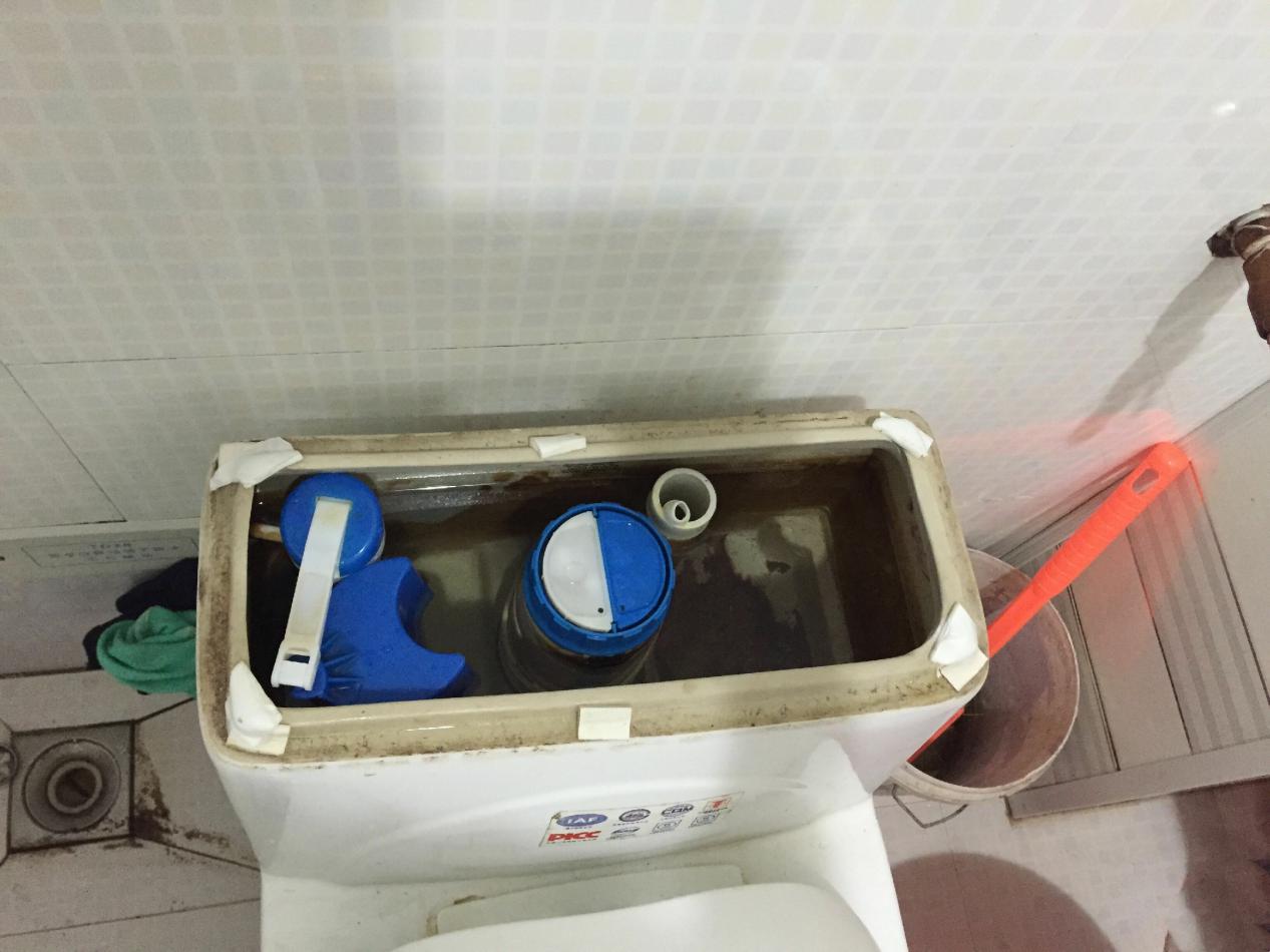 马桶坑内水位变低出水速度也很慢,马桶冲劲小下水慢水位低