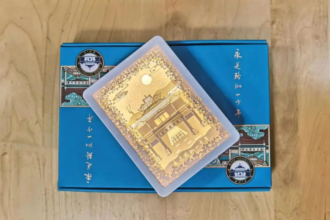 这些高校送的毕业礼物火了,送瓜的,送芯片的,还有送男朋友的