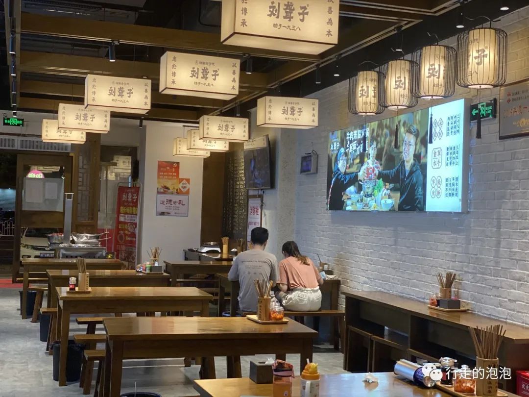 「岳阳攻略」被誉为“湖南夜宵扛把子”的烧烤城，还是小龙虾基地