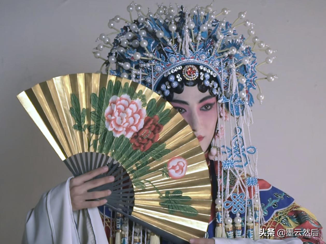 盗墓笔记解雨臣为什么烧了戏服,盗墓笔记里解雨臣青衣扮相